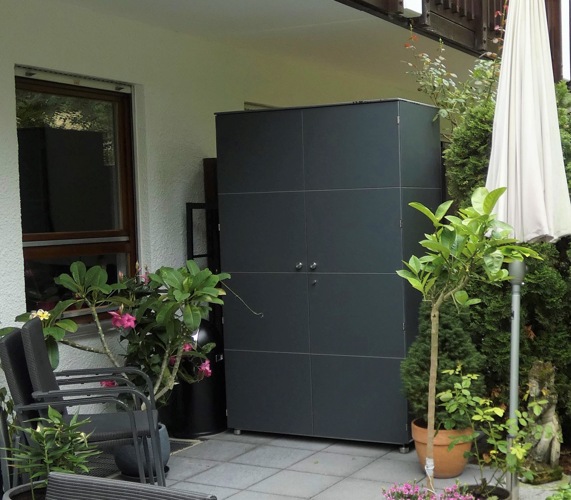 Gartenschrank Anthrazit Design auf der Terrasse - viel Platz!